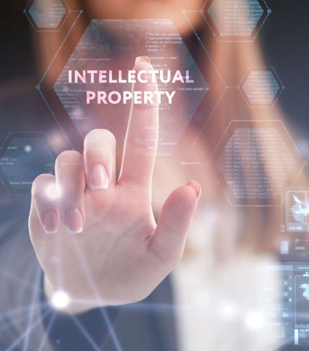 Patentanwaelte-pfalz-intellectual-proberty-hand-frau-naegel-muster-hologramm-anzug