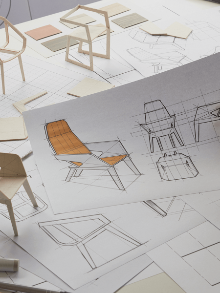 Skizze-stuhl-design-orange-holz-basteln-stift-papier-hand-halten-pulli-entwurf-Patentanwalt-pfalz